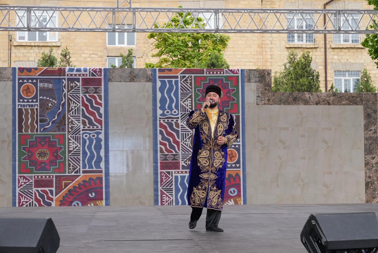 Сегодня в Каспийске на центральной площади стартовал Международный фестиваль народного творчества «Каспий – берега дружбы».