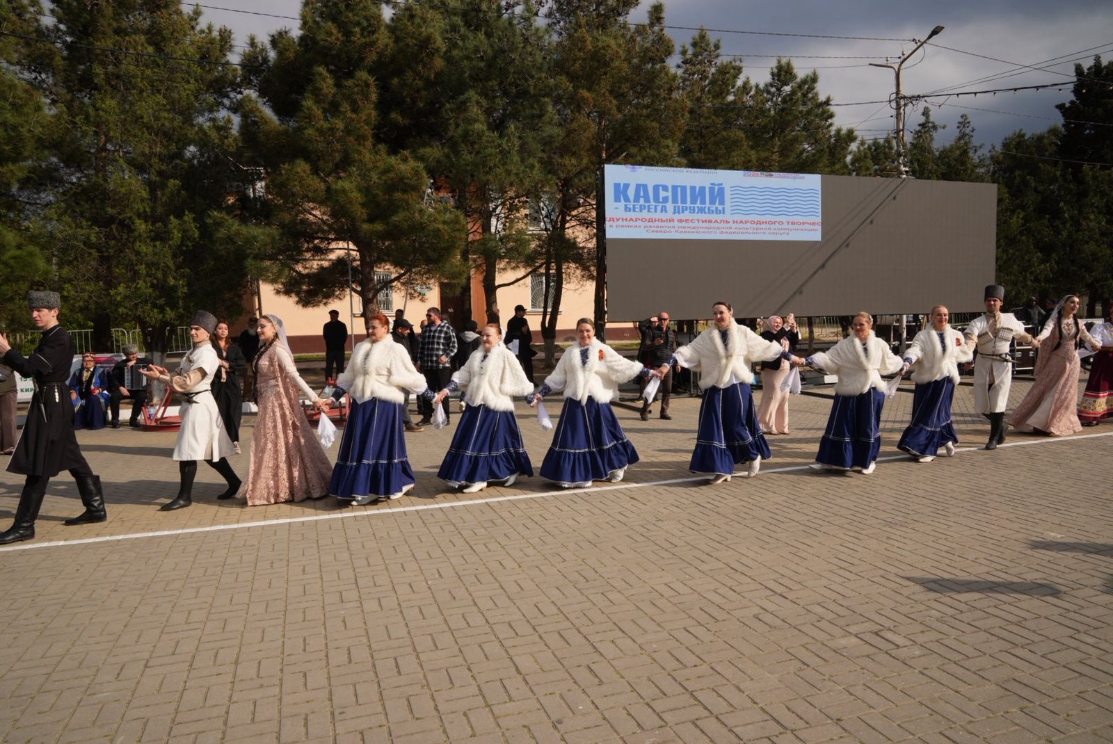 Сегодня в Каспийске на центральной площади стартовал Международный фестиваль народного творчества «Каспий – берега дружбы».