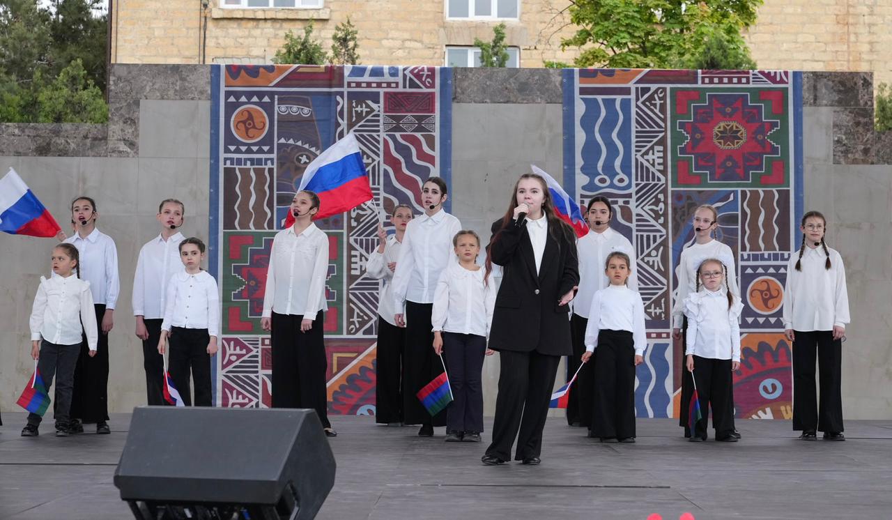 Сегодня в Каспийске на центральной площади стартовал Международный фестиваль народного творчества «Каспий – берега дружбы».