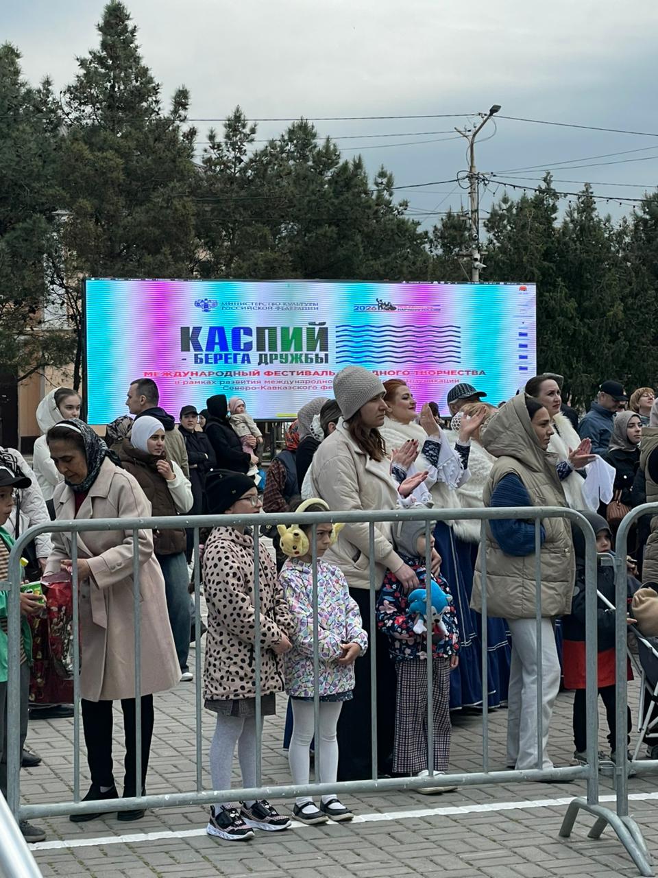 Сегодня в Каспийске на центральной площади стартовал Международный фестиваль народного творчества «Каспий – берега дружбы».