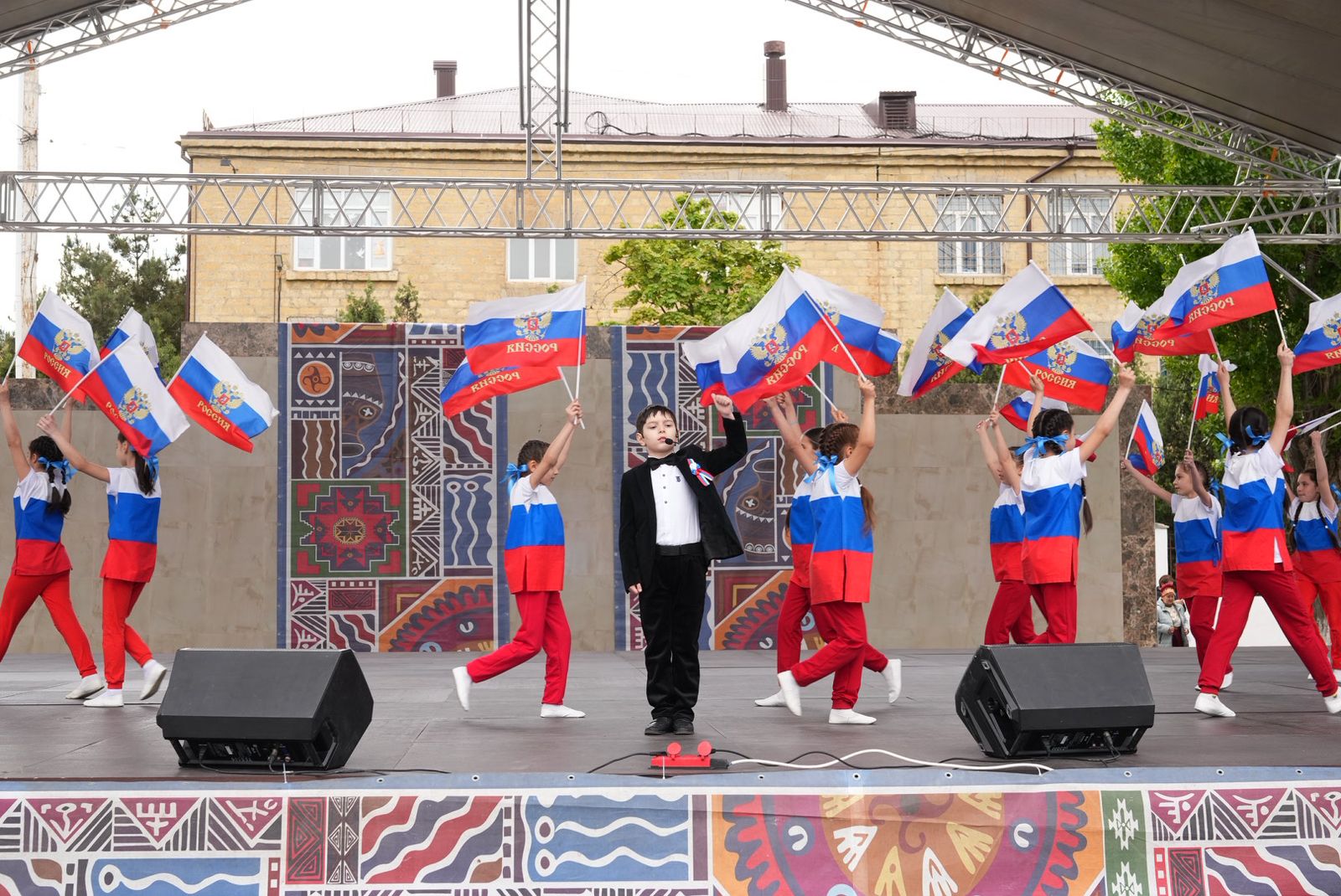 Сегодня в Каспийске на центральной площади стартовал Международный фестиваль народного творчества «Каспий – берега дружбы».