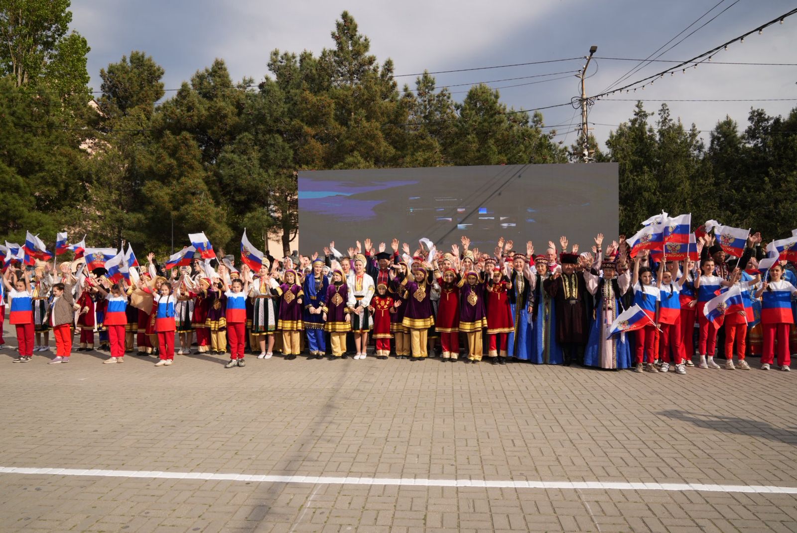 Сегодня в Каспийске на центральной площади стартовал Международный фестиваль народного творчества «Каспий – берега дружбы».