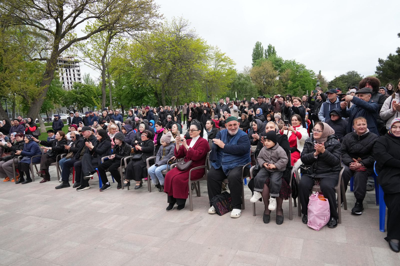 Программа второго дня поражала своей насыщенностью. На площадке перед Аварским театром один за другим развернулись яркие события